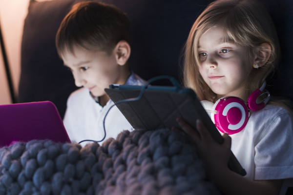 Os impactos da tecnologia no desenvolvimento de crianças e adolescentes